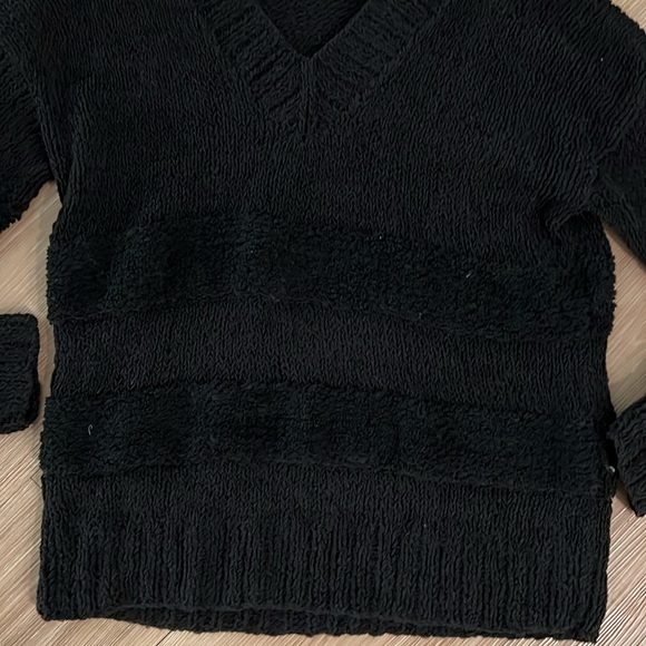 FRAME Black Textured V-Neck Sweater (Medium) - Picture 4 of 7